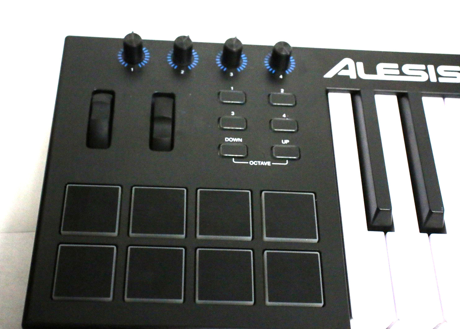 Alesis V25 USB Keyboard Controller 25 Key, 8 Pressure Sensitive Pads- No Cord