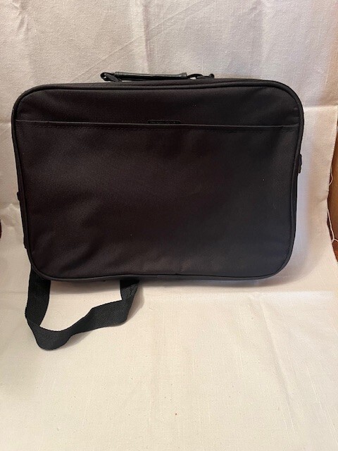 Icon Black 17" Notebook Computer Case With Shoulder Strap Pre-owned