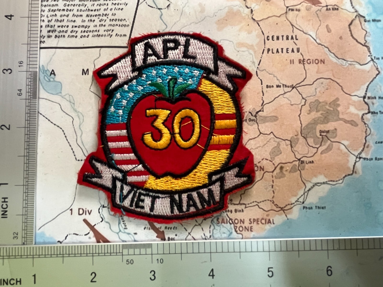 Patch , US Navy Barracks Ship APL-30 At NHA BE Vietnam War Patch , p1