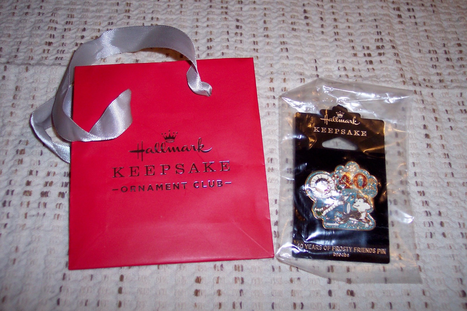 2019 Hallmark Keepsake 40 Years Of Frosty Friends 40TH Anniversary Lapel Pin