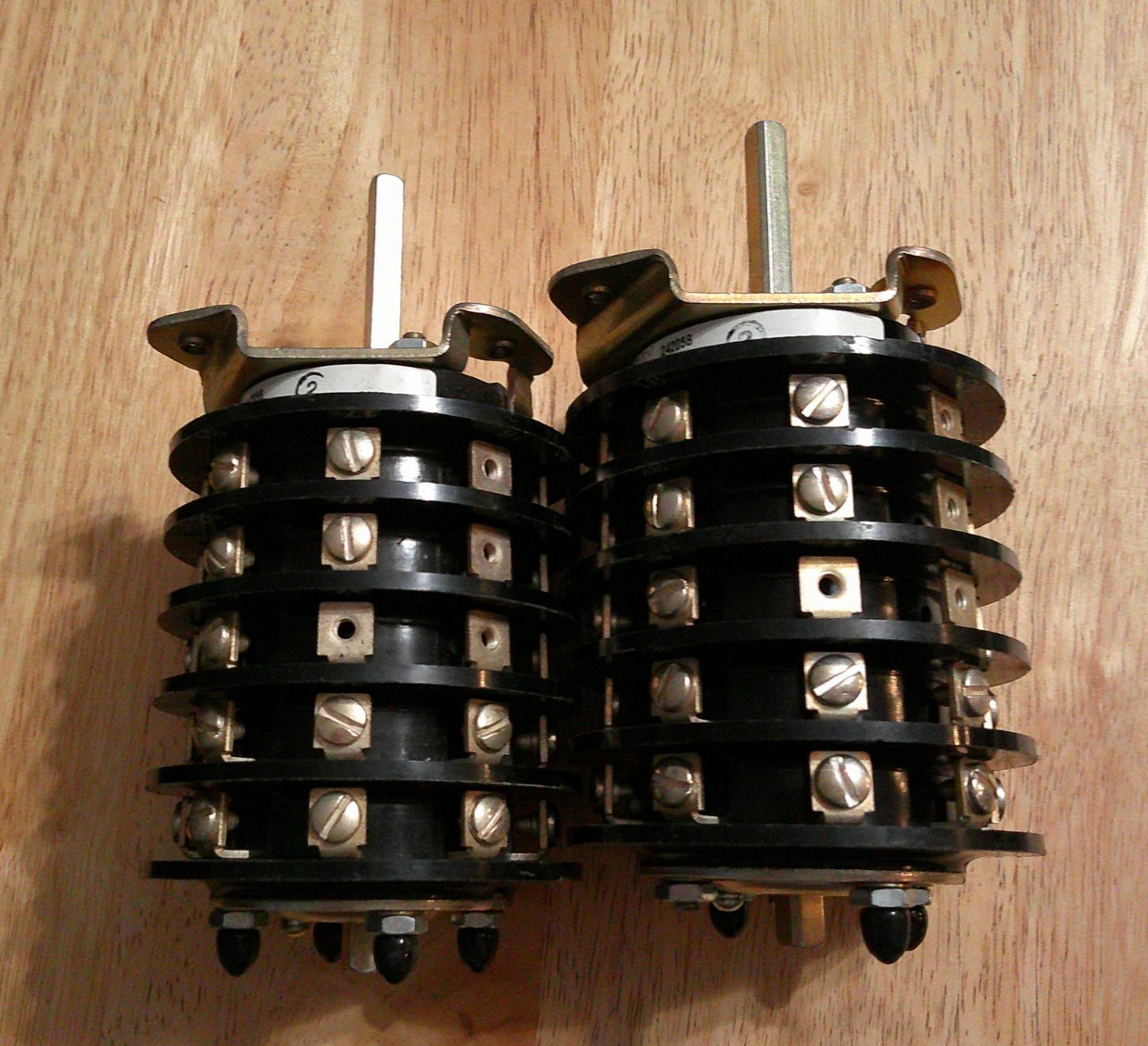 (1) ELECTROSWITCH 24205B Series 24 20 Amp Rotary Switch, 20A 600V 10A 30-VDC