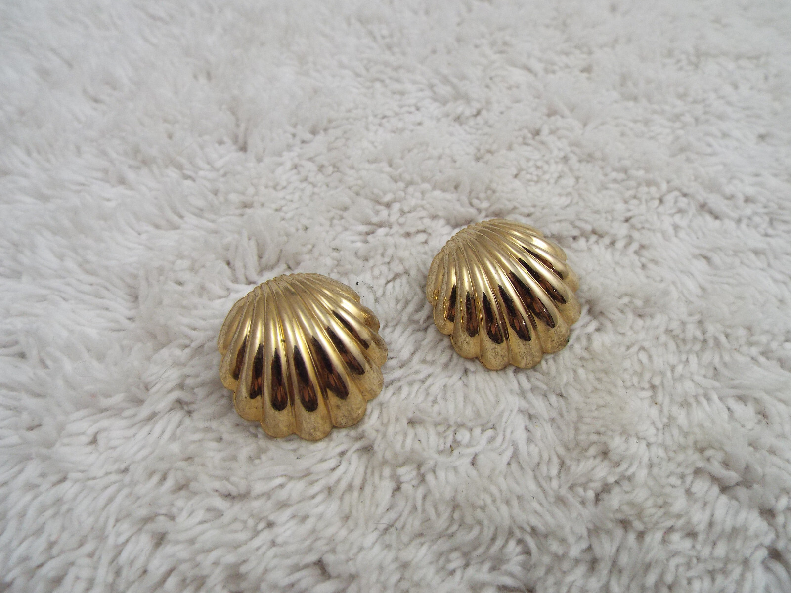 Goldtone Clamshell Pierced Earrings (D75)