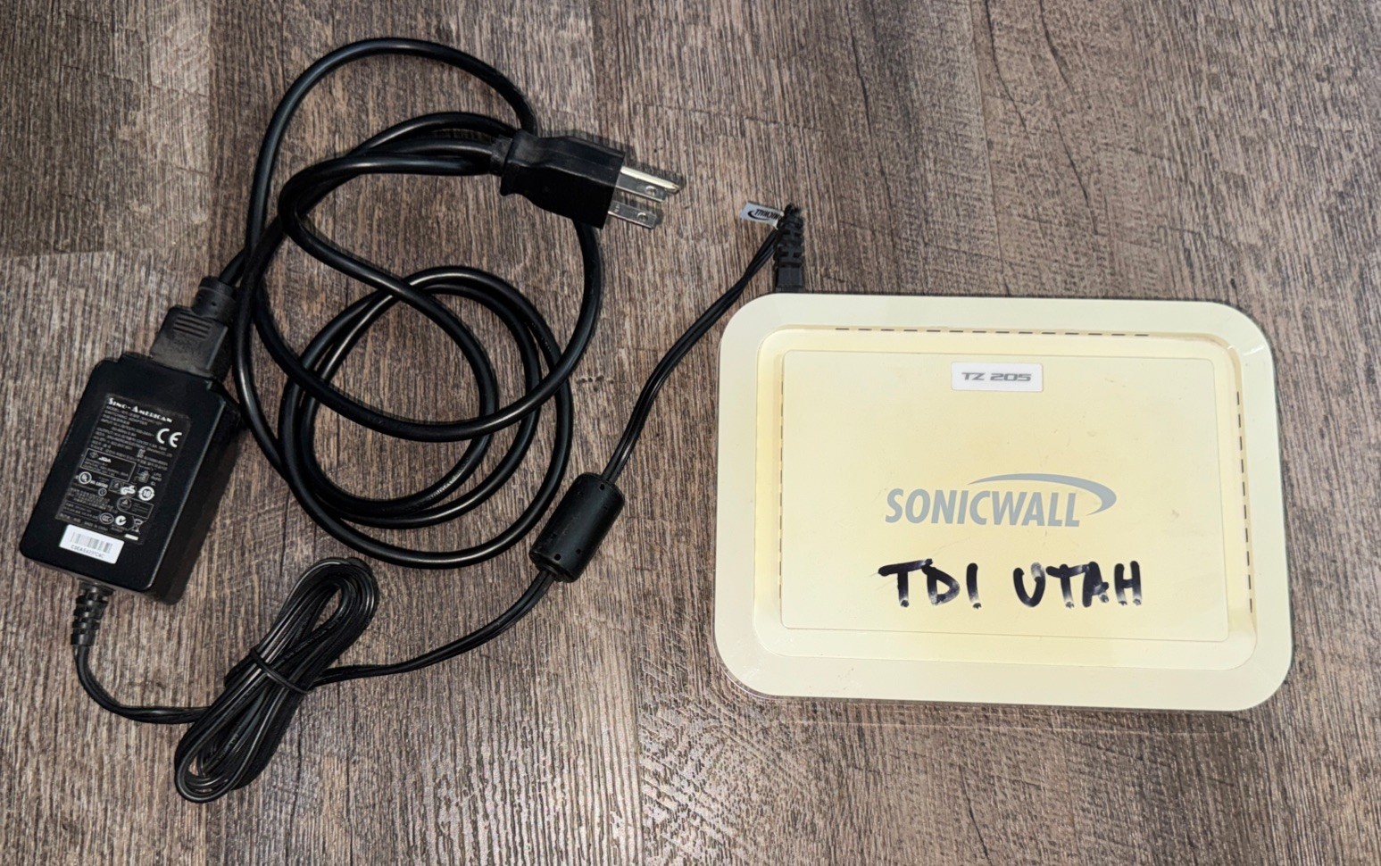 Sonicwall TZ 205 APL22-09D & OEM Dell 12v (1.5A 18W) Power Adapter UNTESTED