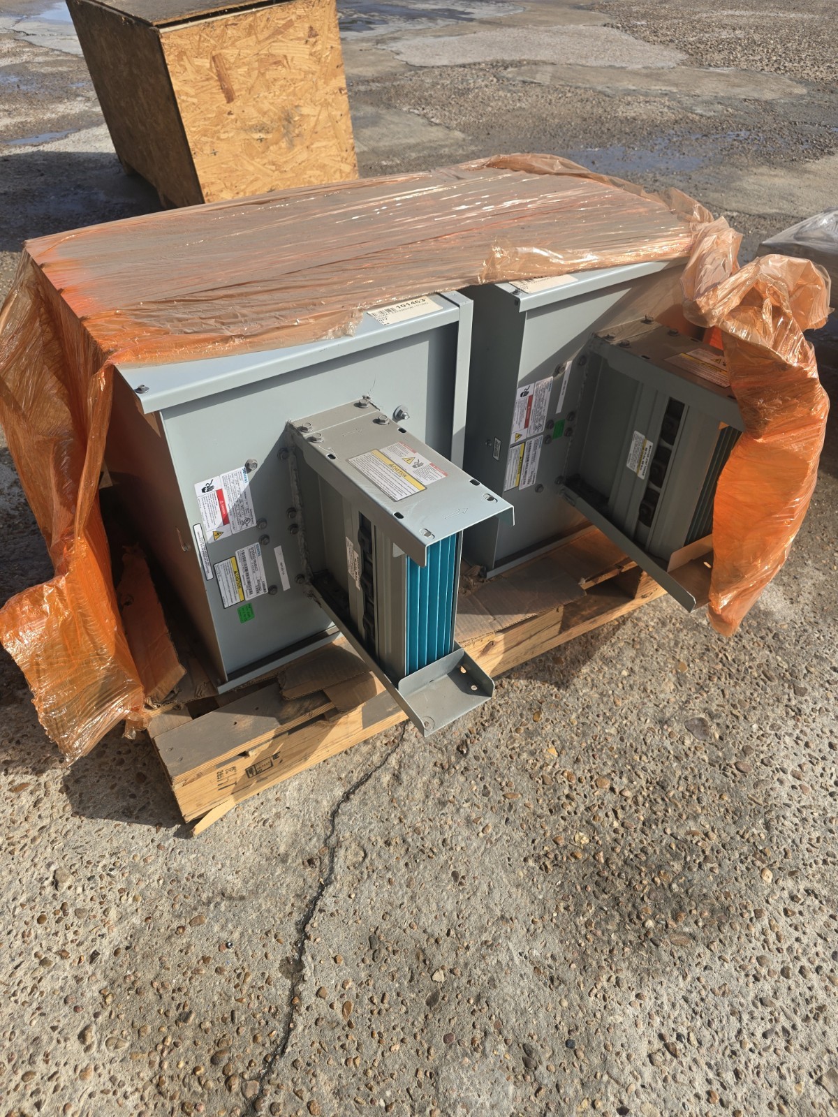 New Siemens SX425A24XPFT 2500 Amp 600 Volt Busway Bus Duct Tap Box