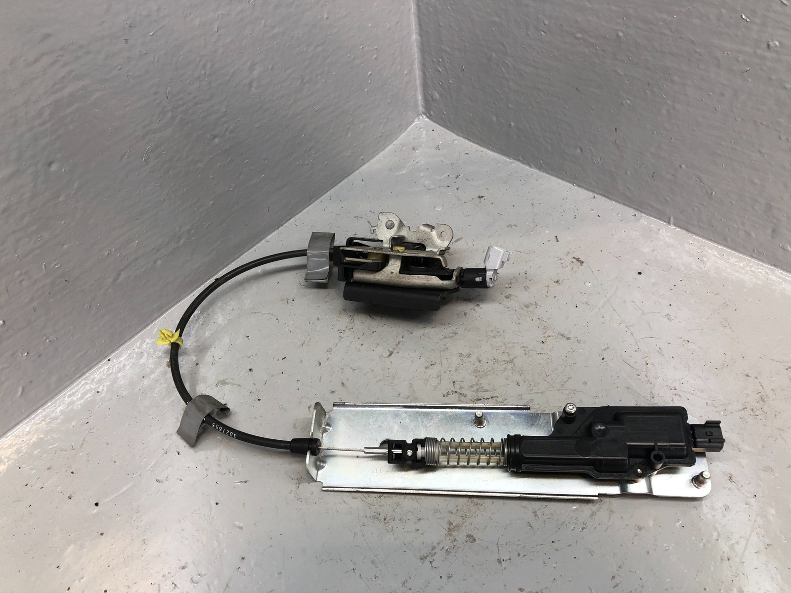 Discovery 3 Upper Tailgate Lock Actuator Solenoid Land Rover FUG500010 K05036