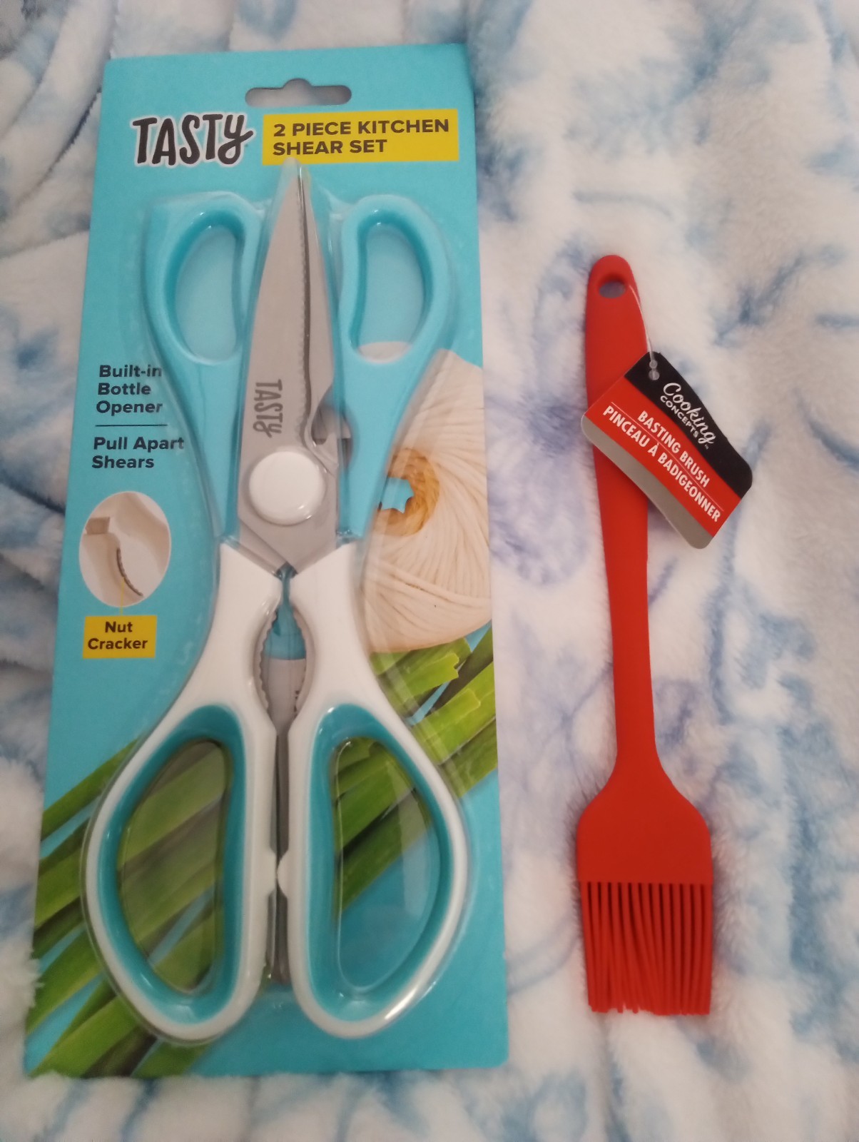 TASTY 2 PC KITCHEN SHEAR SET BUILT IN BTL OPENER NUT CRACKER 4 IN 1 PKG NIP