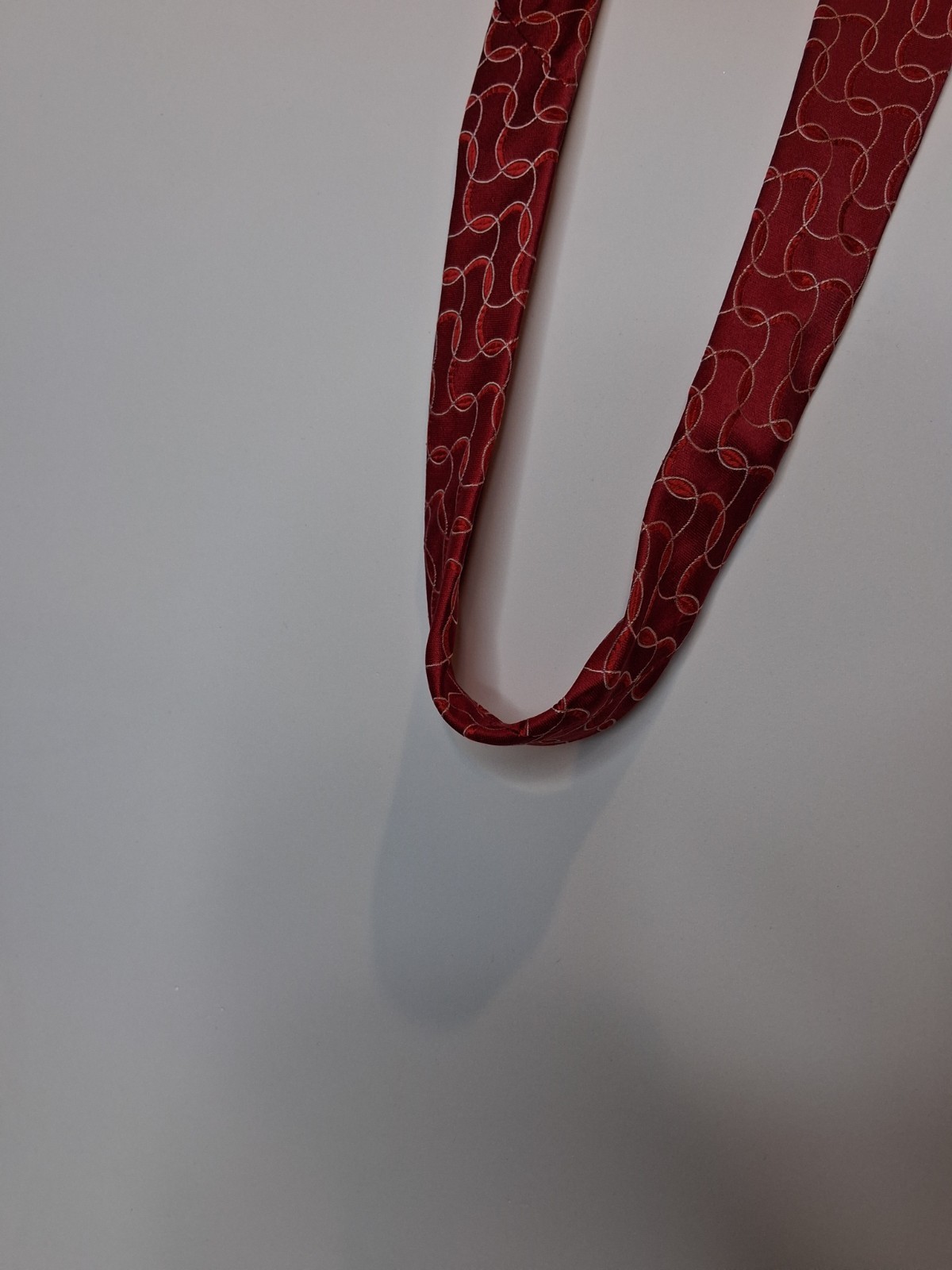 HUGO BOSS Mens Tie Red Base With Wavey Geometric Pattern, Seta Silk, Vgc