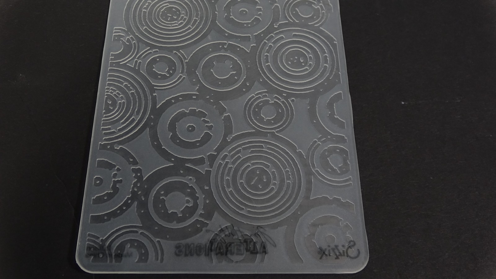 Jim Holtz Alterations Sizzix Embossing Folder Retro Circles