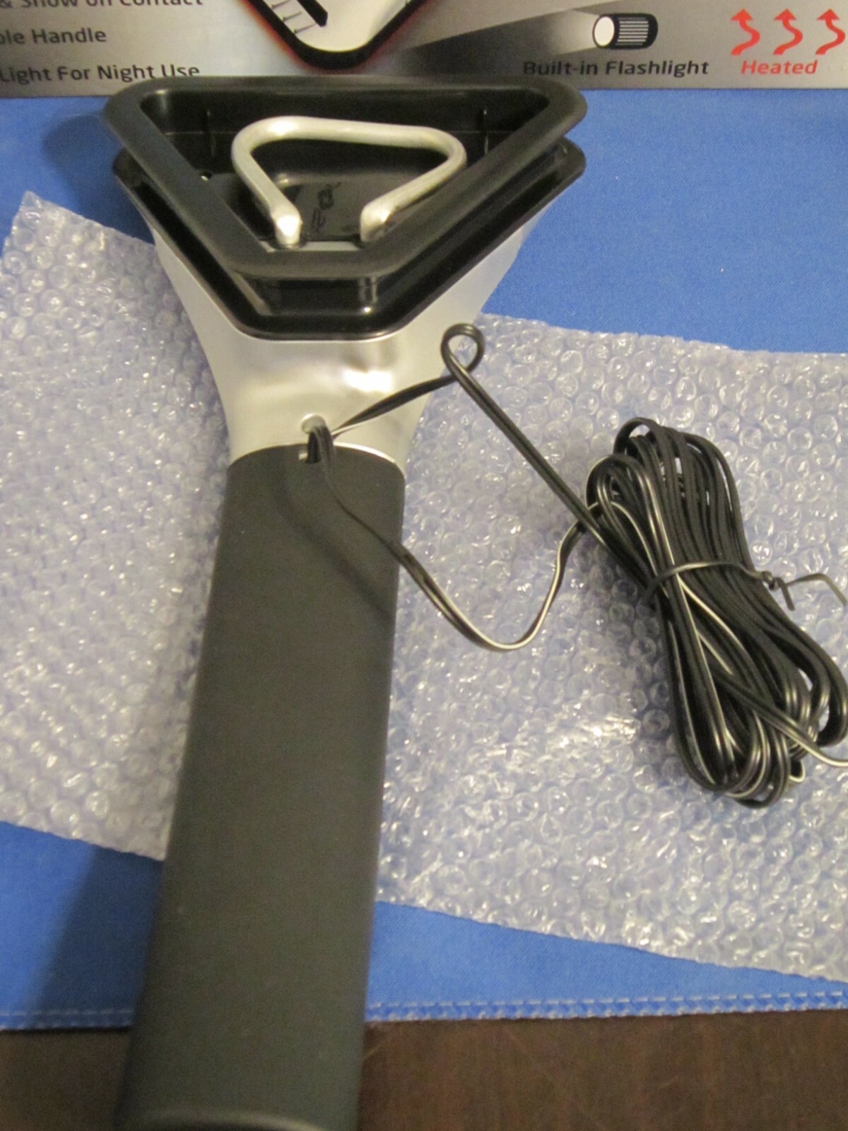 Samsonite Heated Ice Scraper With Light Non-Slip Extendable Handle 15' Cord Open
