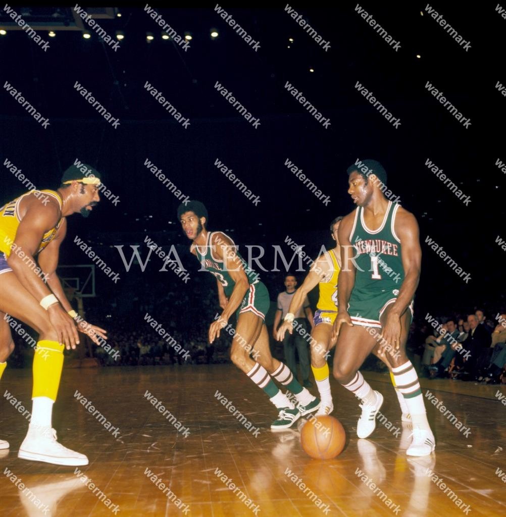 ER667 Oscar Robertson - Wilt Chamberlain Bucks Laker8x10 11x14 16x24 24x36 Photo