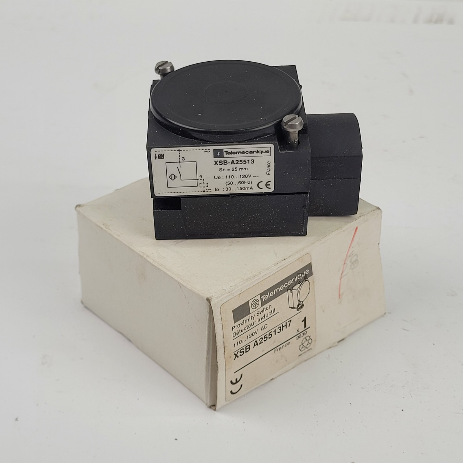 Telemecanique XSBA25513 Proximity Switch, Inductive, 25mm Range, 110-120VAC