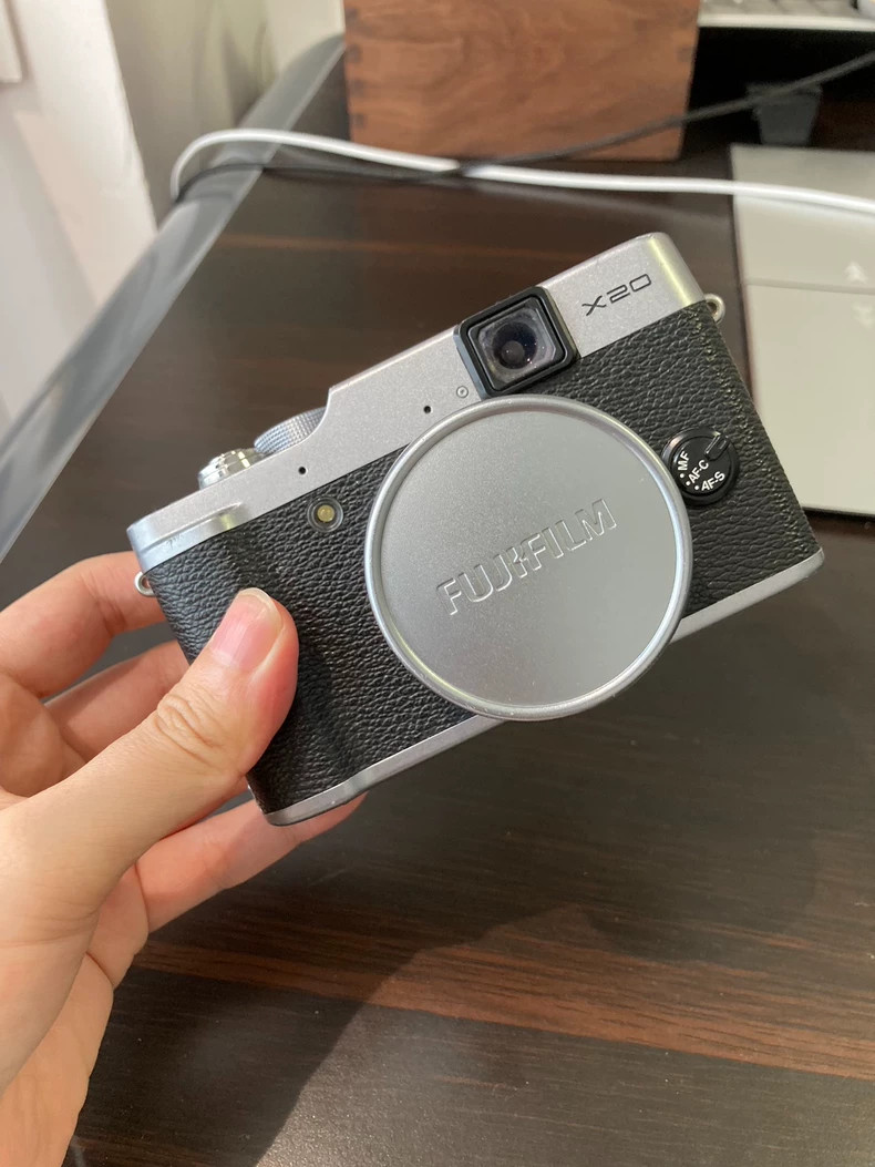 Fujifilm X20 12.0 MP Digital camera 4x Optical Zoom 1080p HD Video Silver 95%New