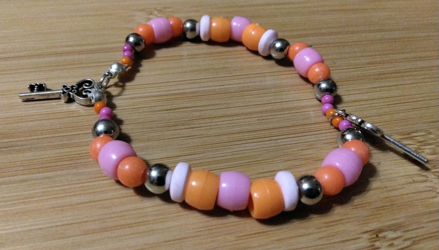 Handmade 6.75in Elastic Bracelet-Plastic Beads-2 Silvertone Key Charms.