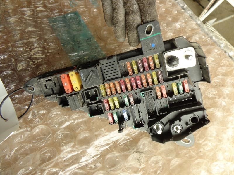 Fuse Box Engine Trunk Mounted Fits 04-05 BMW 525i 7978061