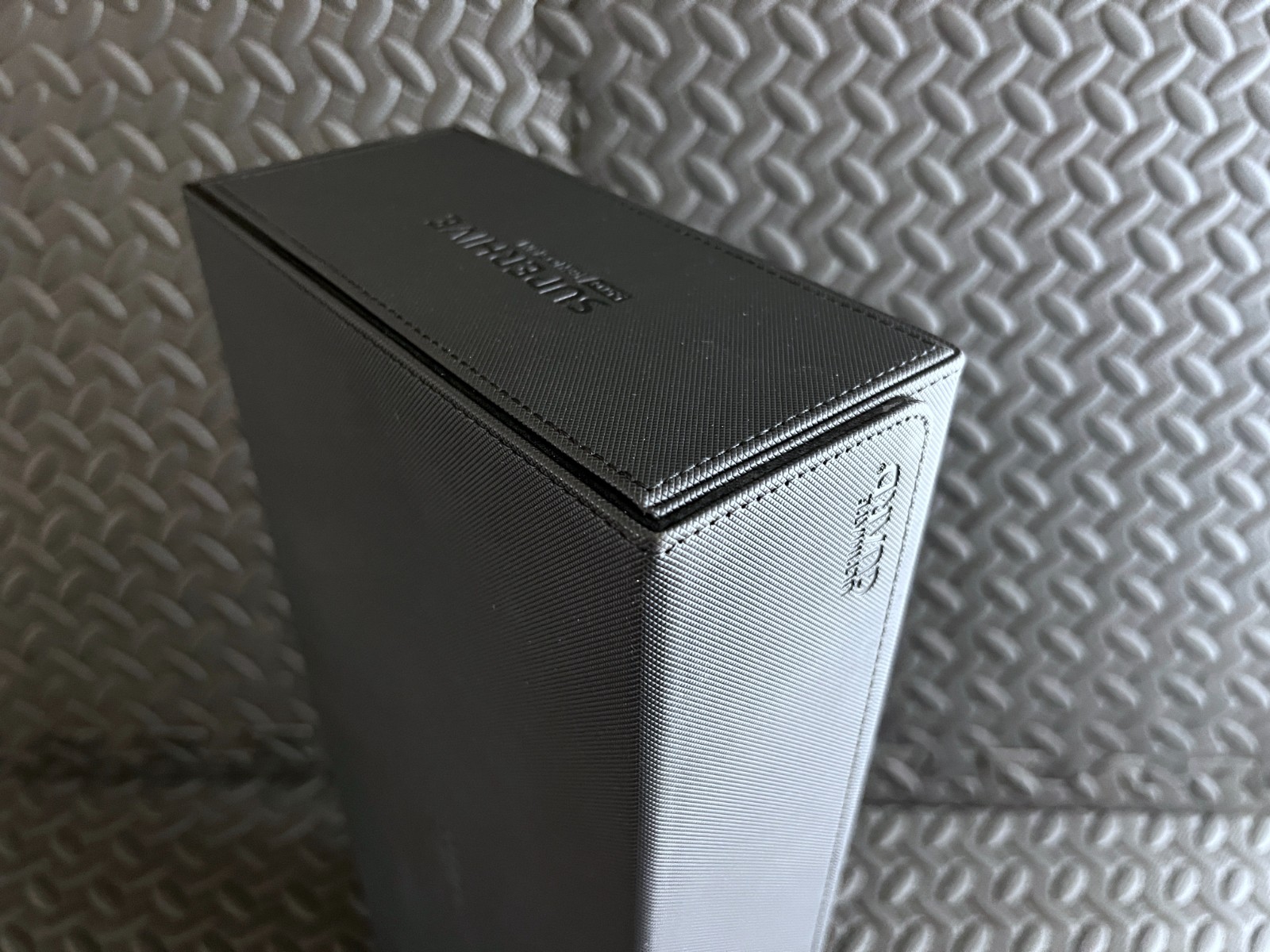 Ultimate Guard Black Superhive 550+ Deck Case