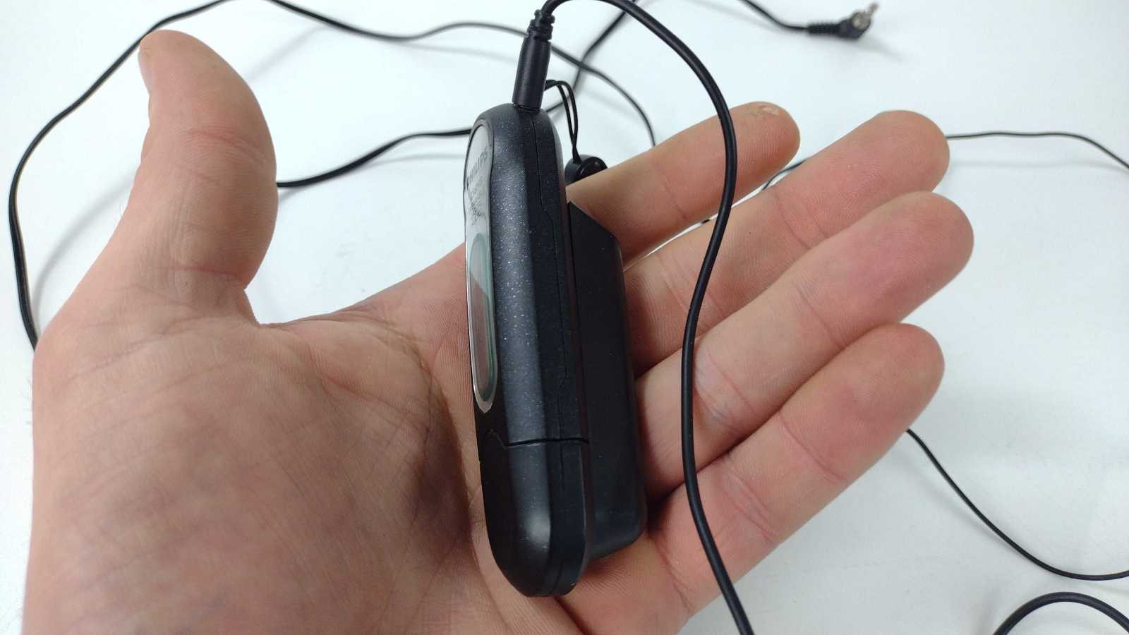 Philips 256MB Wearable Digital Audio Player Key013 Magnesium Case Remote Bundle