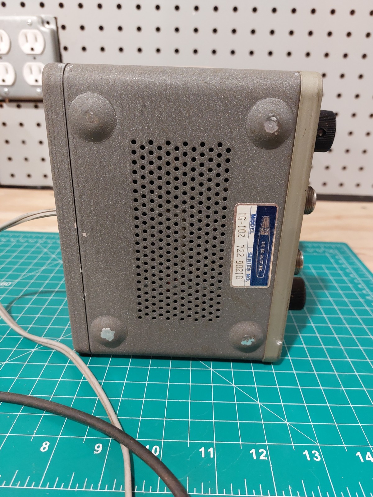 Heathkit IG-102 RF Signal Generator - POWERS UP / UNTESTED ANY FURTHER