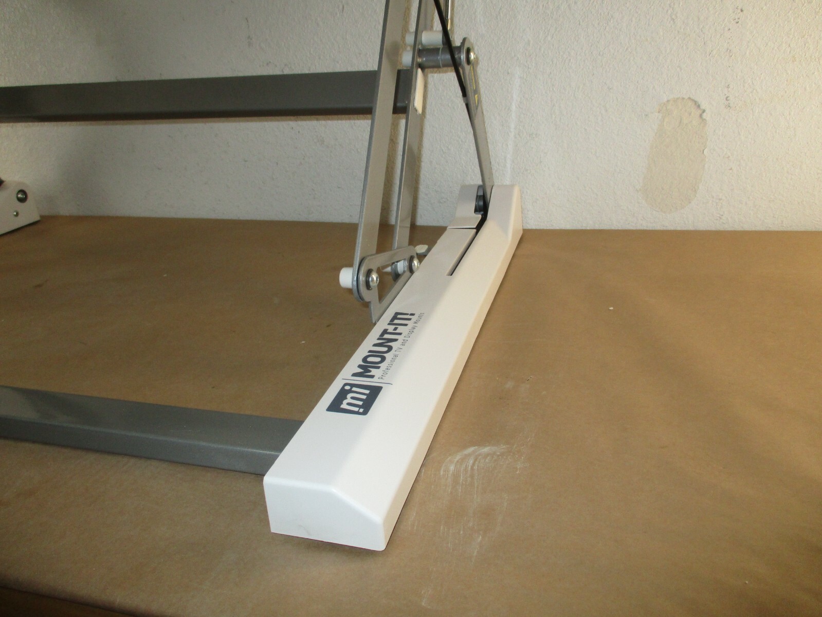 Mount-It! MI-7956 Adjustable Standing Desk Converter White Open Box
