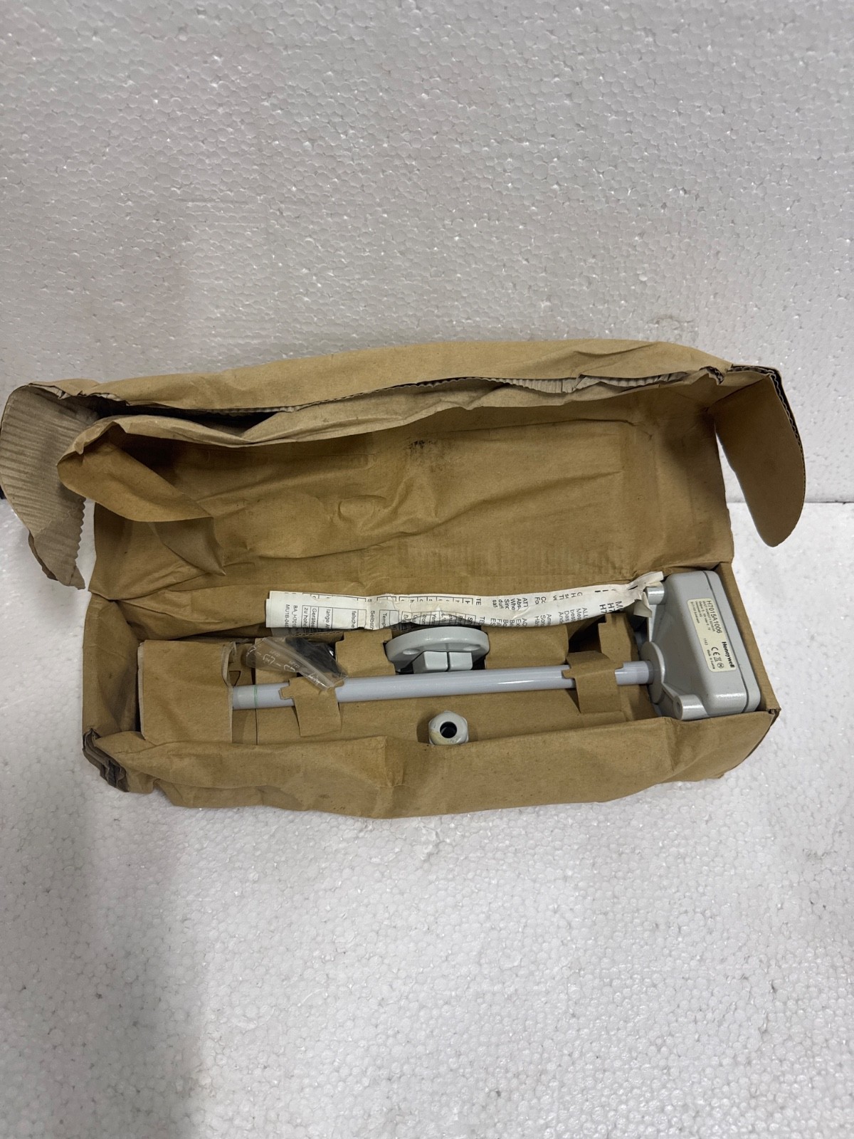 HONEYWELL H7015A1006 DUCT HUMIDITY SENSOR (damaged box)