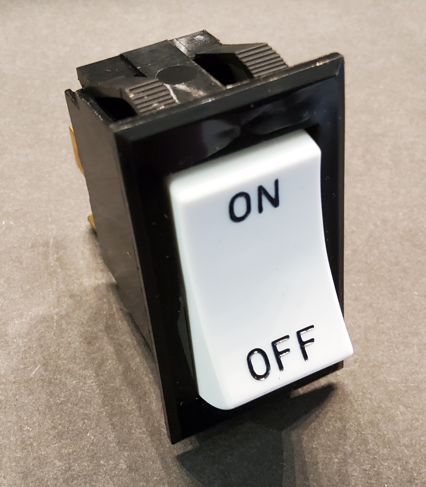 TIGK721-6S-WH-NBL/ON-OFF CARLING TECH TOGGLE SWITCH