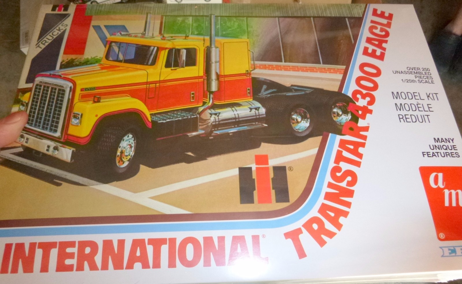 AMT 629 INTERNATIONAL 4300 CONVENTIONAL 1/25 Truck kit Model Car Mountain FS