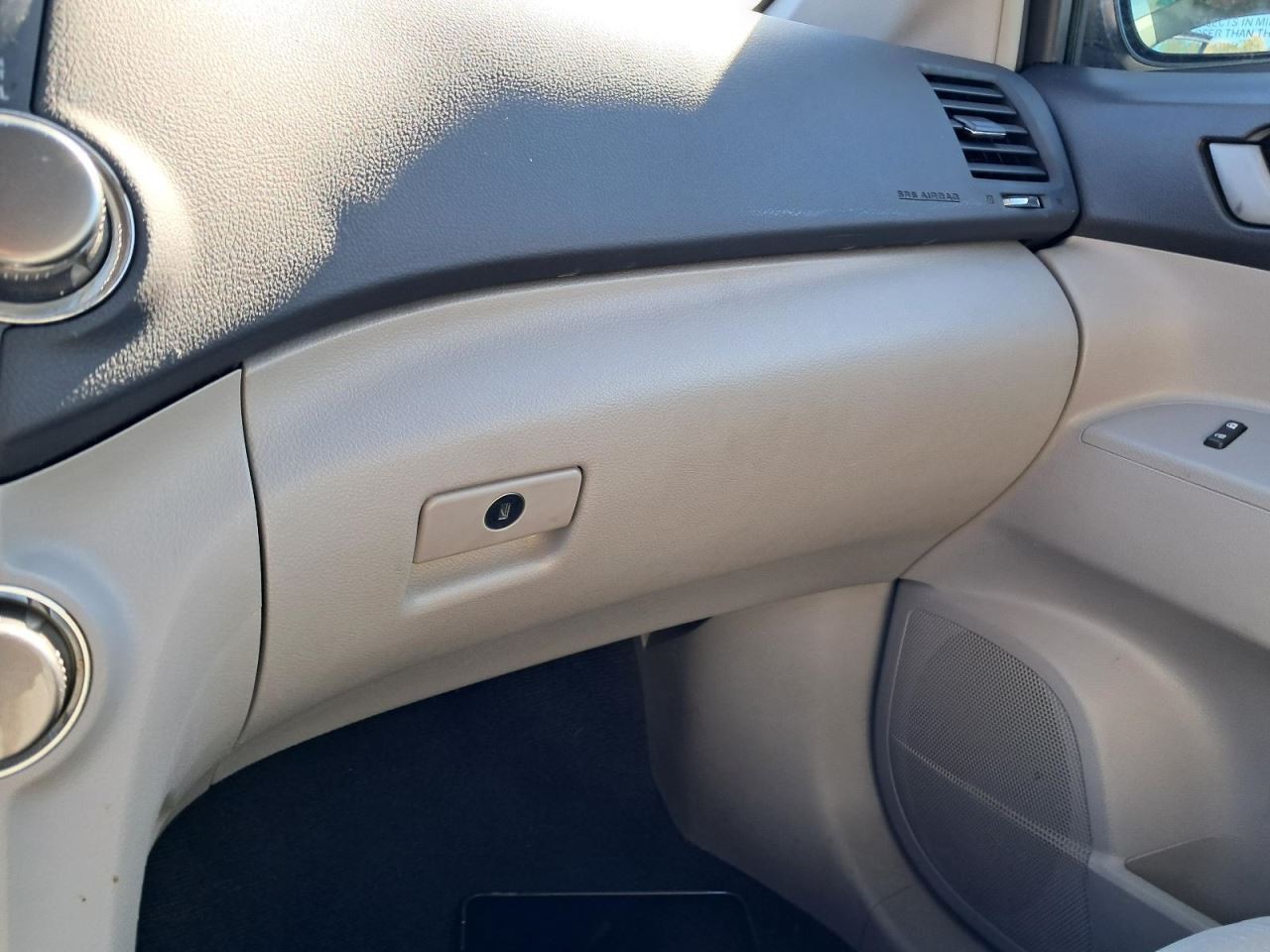 HIGHLANDR 2011 Glove Box 4850872