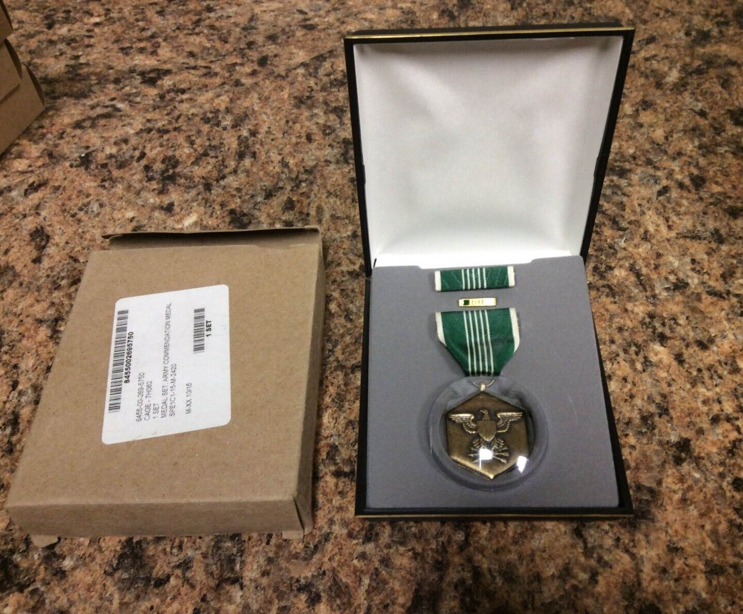 US ARMY COMMENDATION MEDAL RIBBON LAPEL PRESENTATION BOX
