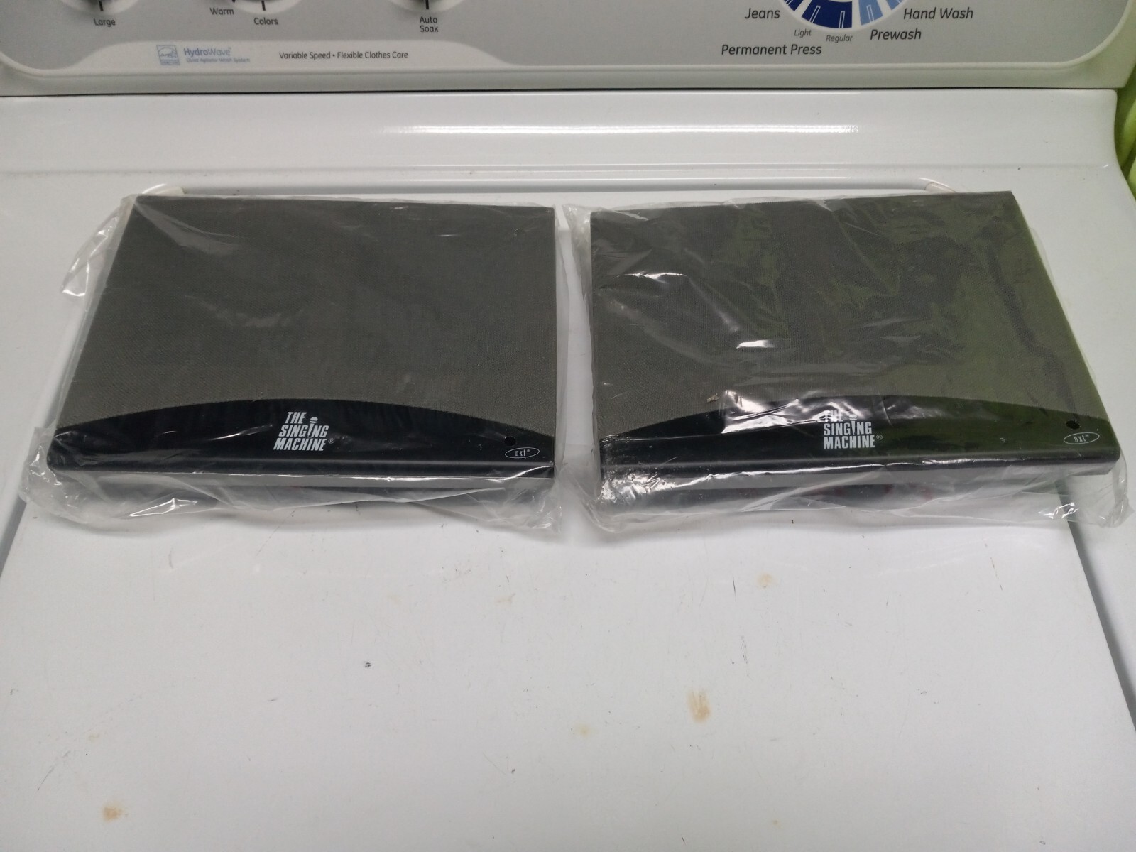 2x NEW IN PAGKAGE The Singing Machine 57-smv Speakers