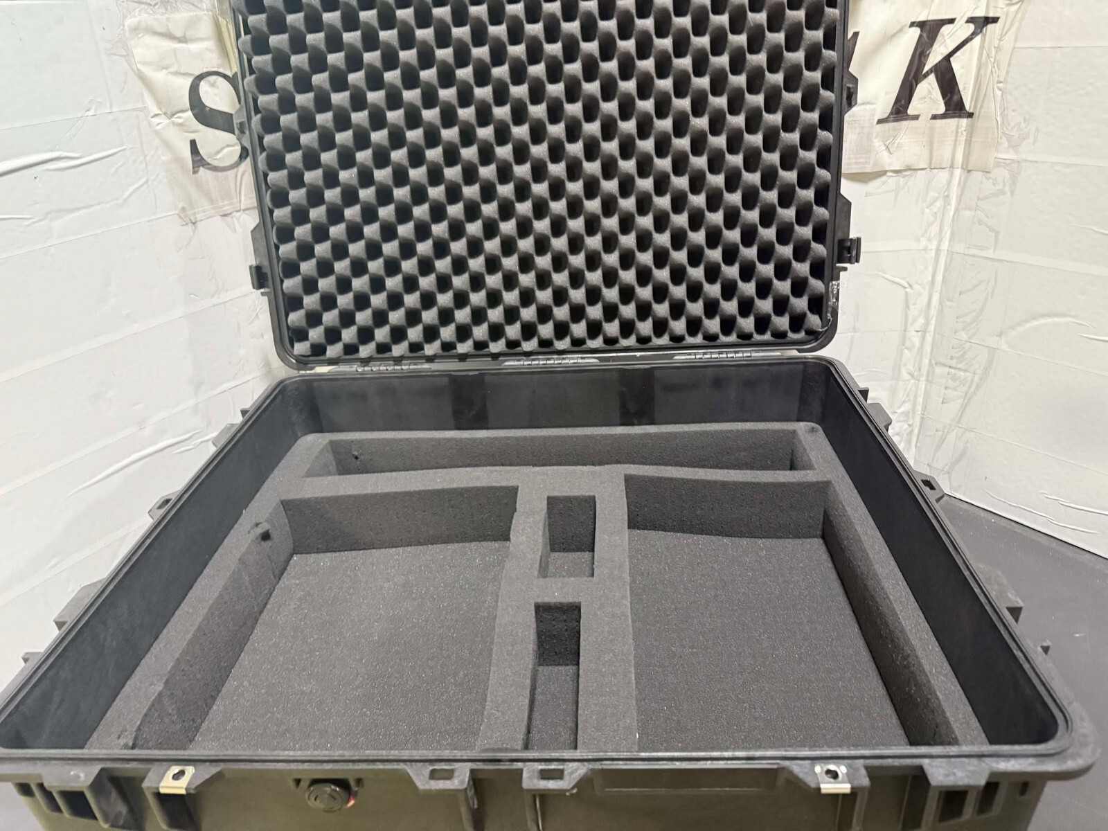 Pelican 1690 Protector Rolling Transport Wheeled Waterproof Hard Case w handle