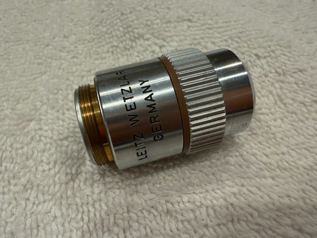 LEITZ WETZLAR GERMANY PL 2.5X/0.08 160/- MICROSCOPE OBJECTIVE W/ CASE