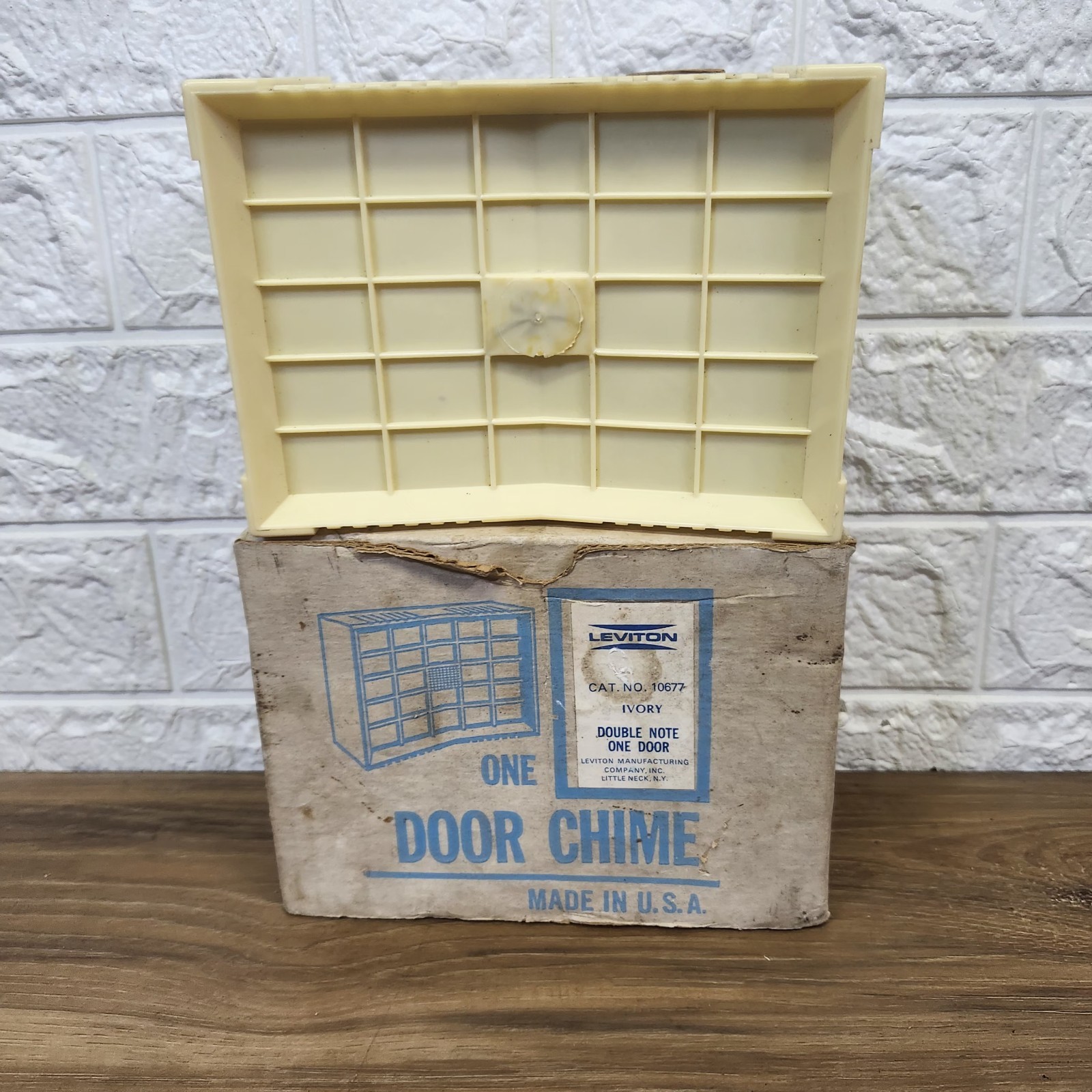 Vintage MCM Leviton  One Door Chime Made In USA New Old Stock