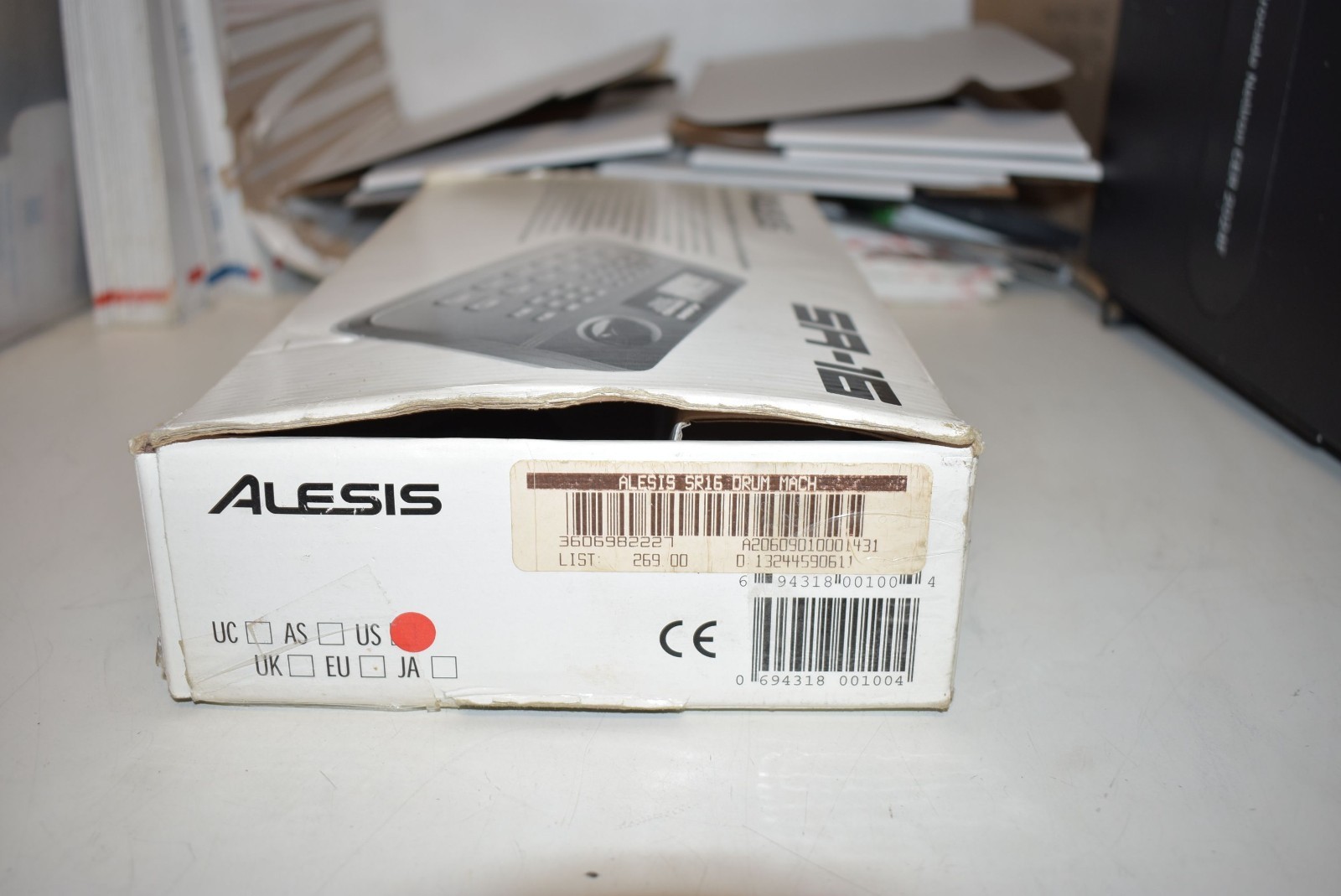 ALESIS SR-16 SR16 PROGRAMMABLE DRUM MACHINE / MIDI controller 12 pad
