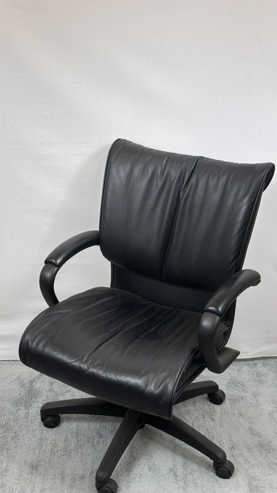 Sit On It Mid Black Glove Chair