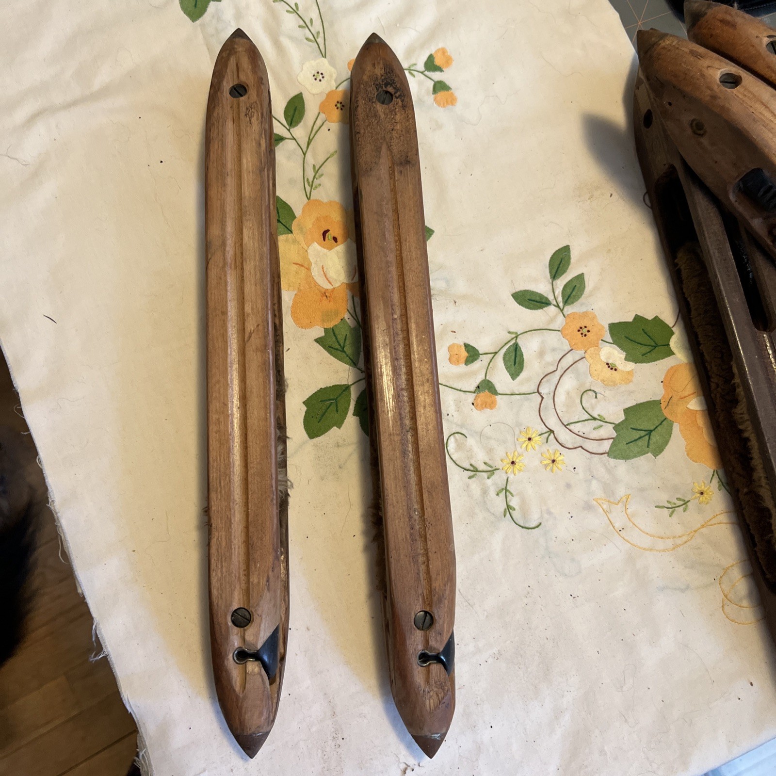 Antique Pr 16” Flying Loom Shuttles Weaving N C Metal Ends Diamond Wood C 3515 1