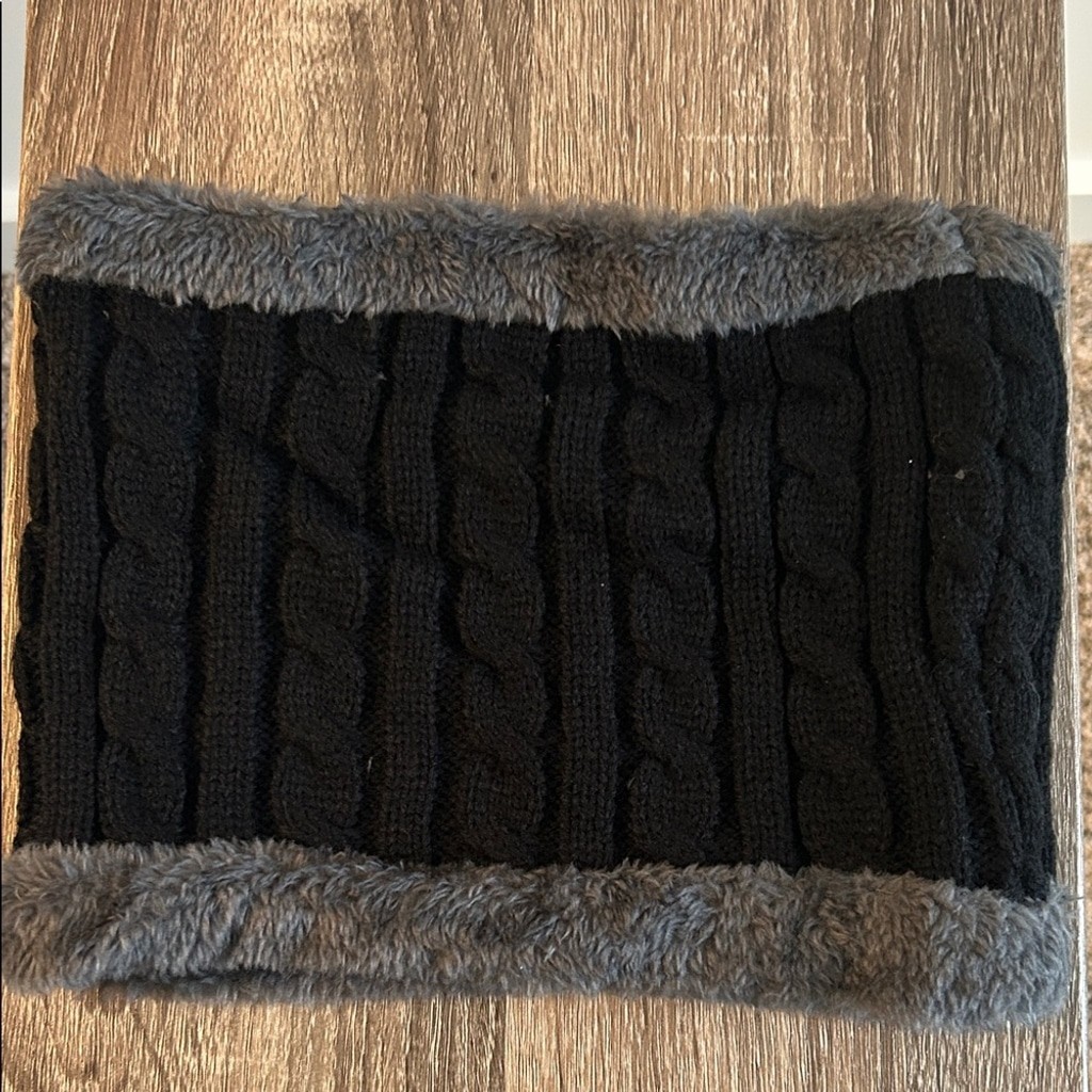 Legendary Whitetails Black and Gray Knit Gloves Set
