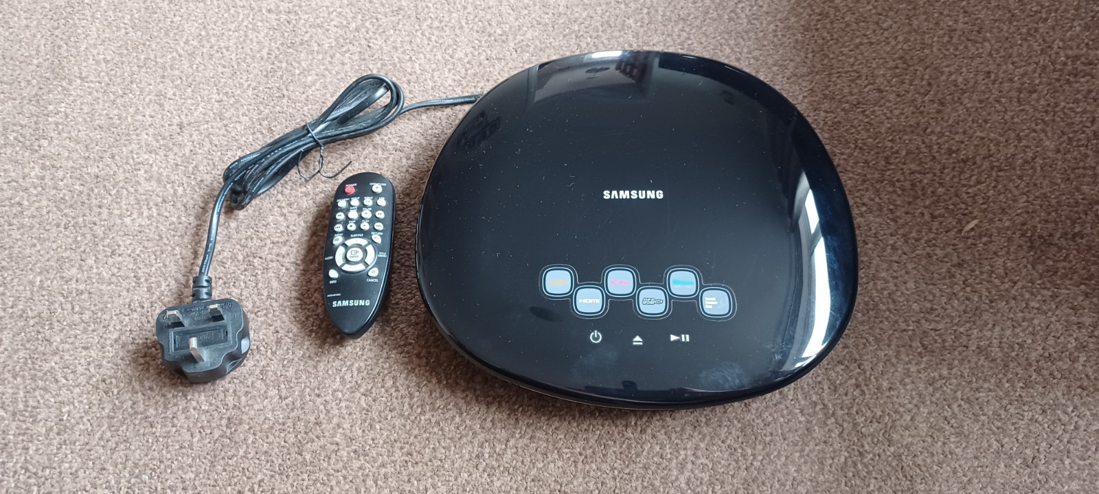 SAMSUNG COMPACT HMDI DVD PLAYER WITH REMOTE - BLACK