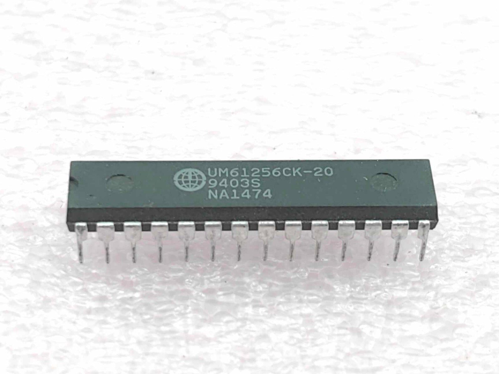 2 x GENIUNE UM61256CK-20 UMC DIP-28 CMOS SRAM 32Kx8 IC