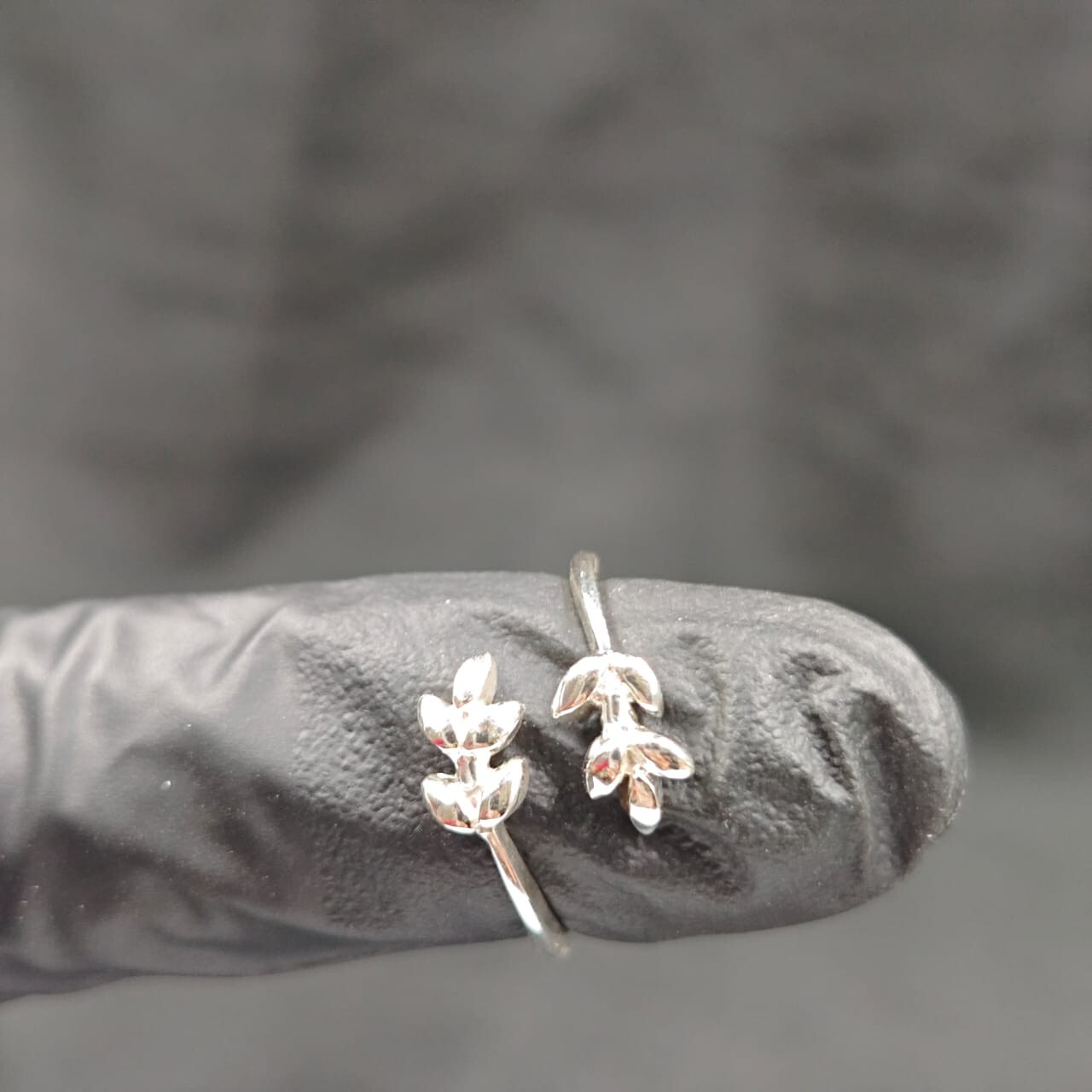 Women's Daily Wear Simple Leaf Toe Ring In Solid Metal White Gold Plated Silver