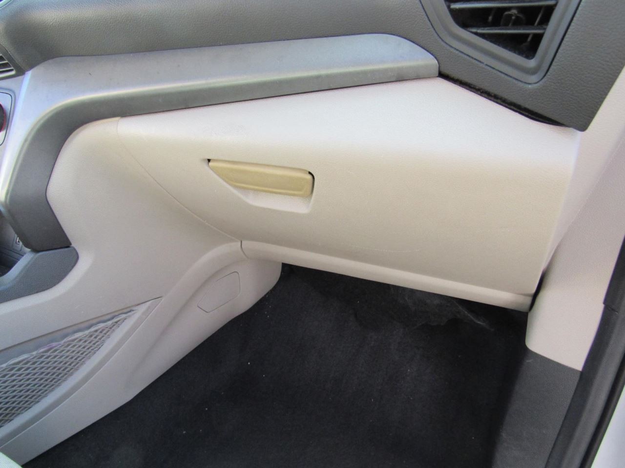 ESCAPE    2017 Glove Box 1000860