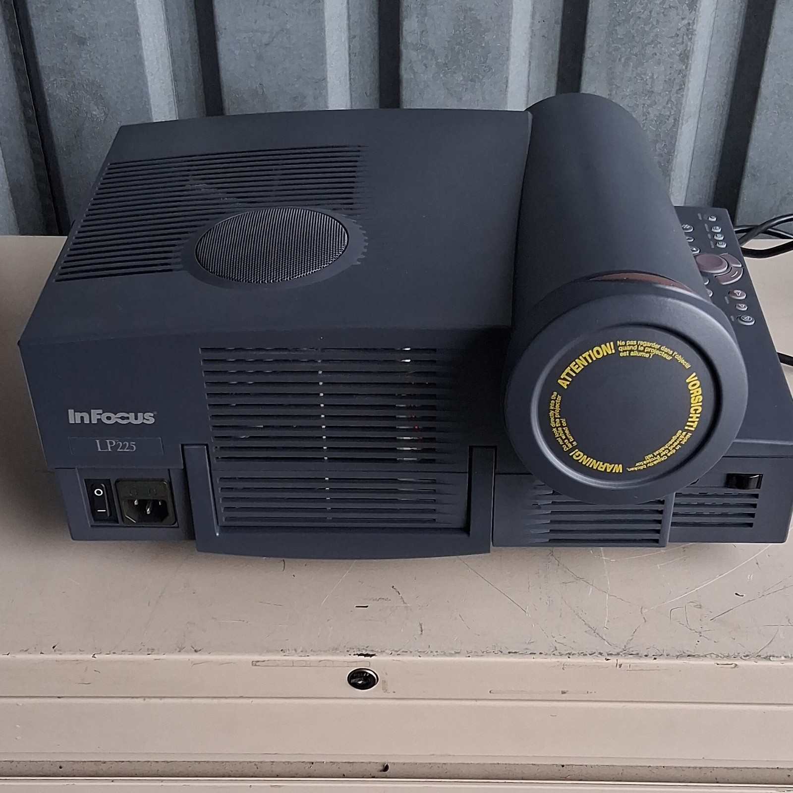 InFocus LP225 Desktop Projector VGA RCA Table Top Gray with Remote & Case.