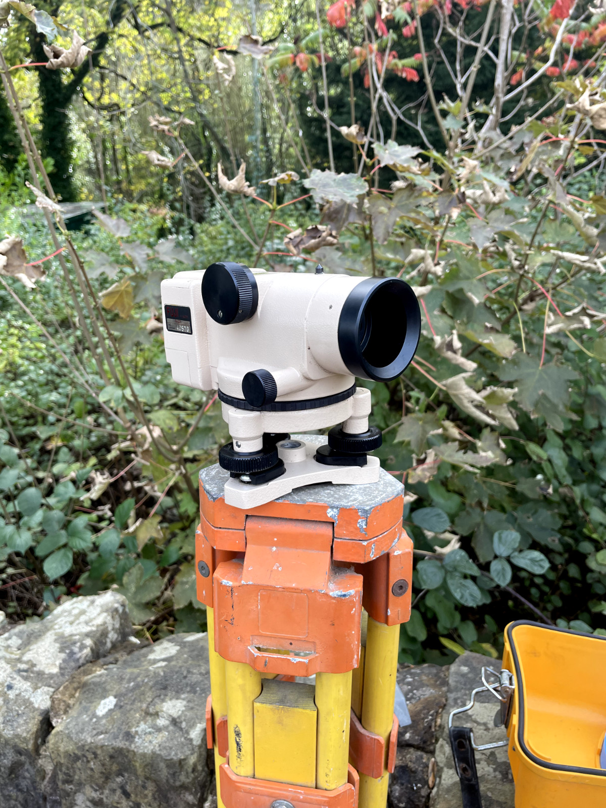 ENGINEERING SURVEYOR TRIPOD AND PROFESSIONAL FUJI - KOH FA22 LEVEL