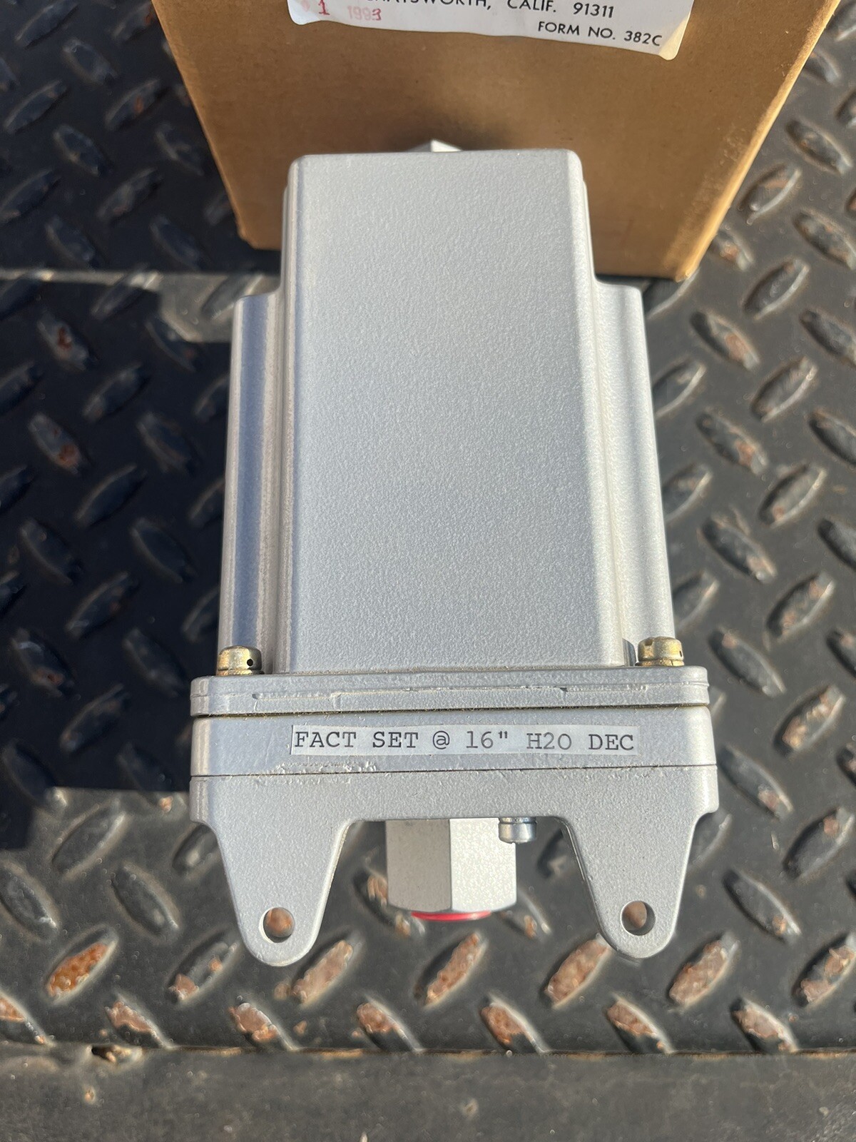 Instrument Air Switch Model 6860G0