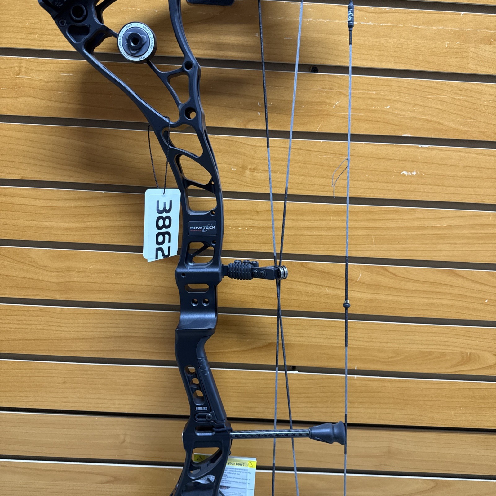 Item 3862 - Bowtech Archery Compound Bow - Core SS - RH - Black - #70 - 26”-31”
