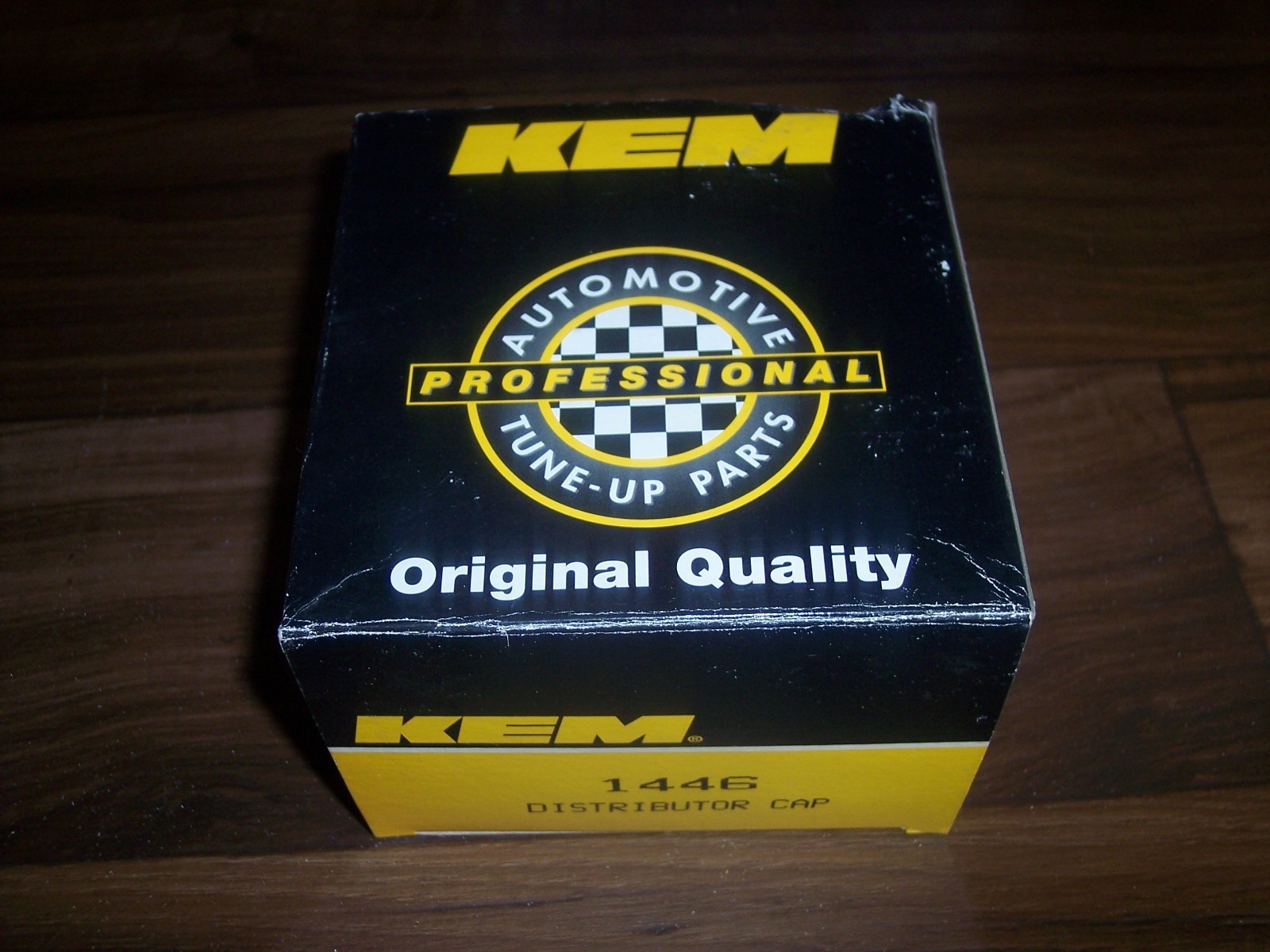 KEM MANUFACTURING ~ #1446 DISTRIBUTOR CAP ~ NOS Q2L3