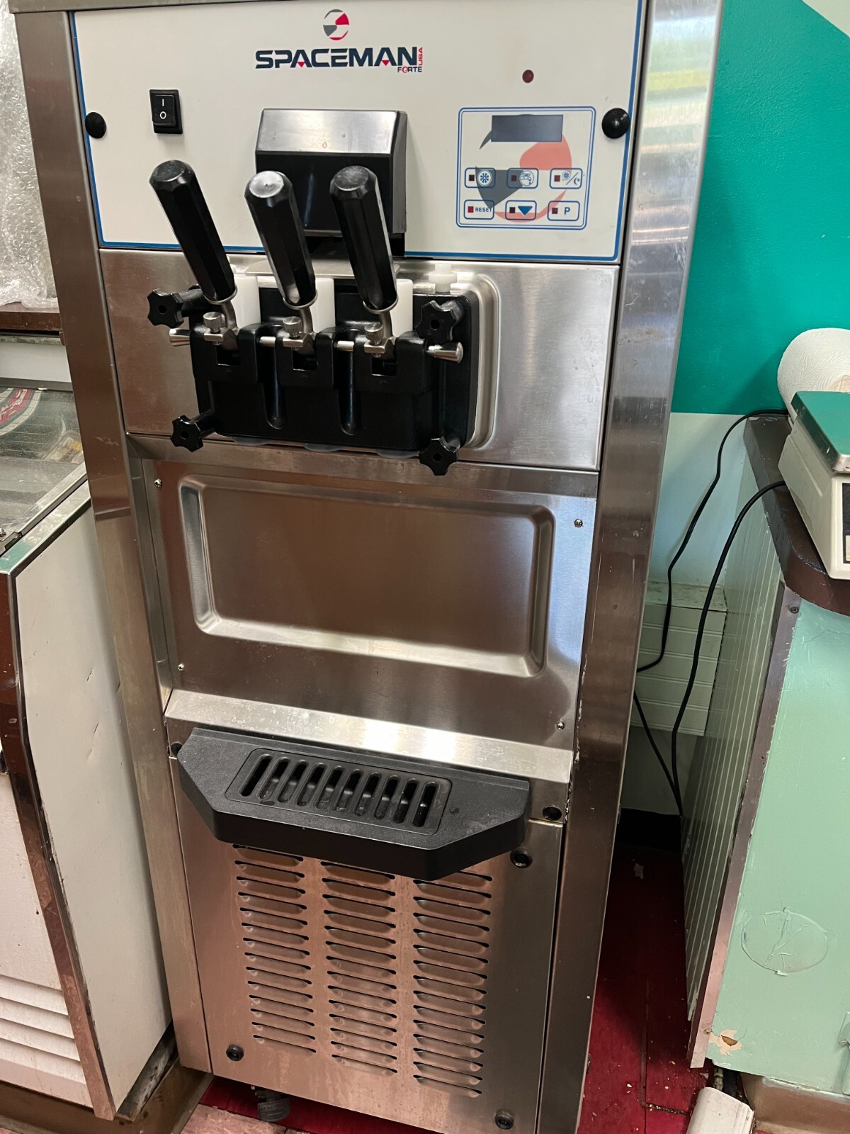 6240 Space Frozen Yogurt Machine (2014)