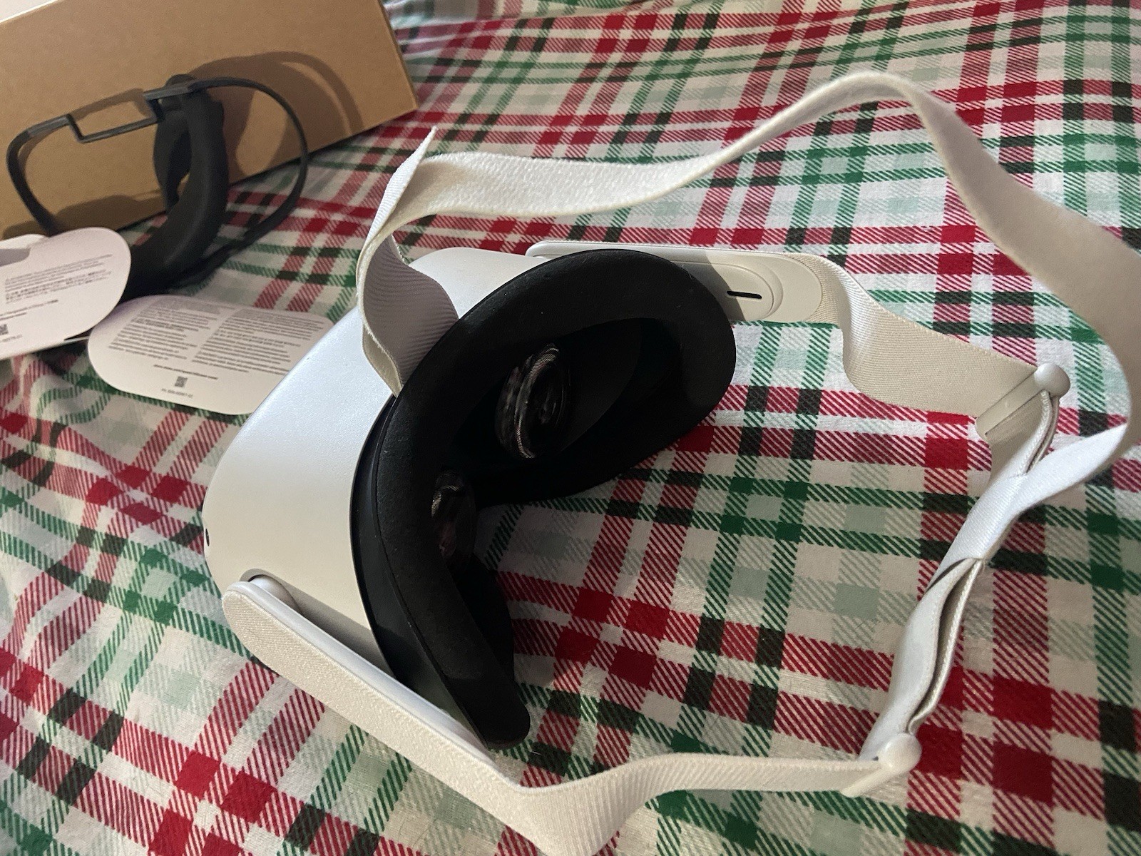 Meta Oculus Quest 2 128GB Bundle w/ link cable & adjustable headstrap powerbank