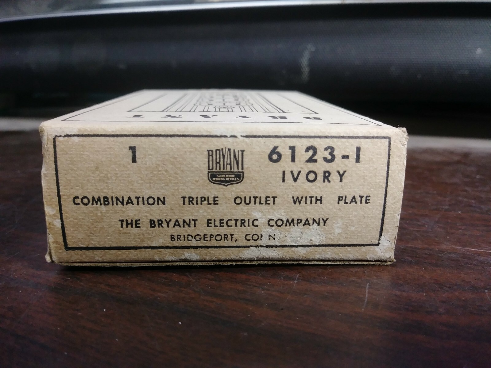 BRYANT 6123-I COMBINATION TRIPLE OUTLET WITH WALL PLATE IVORY NEW IN BOX