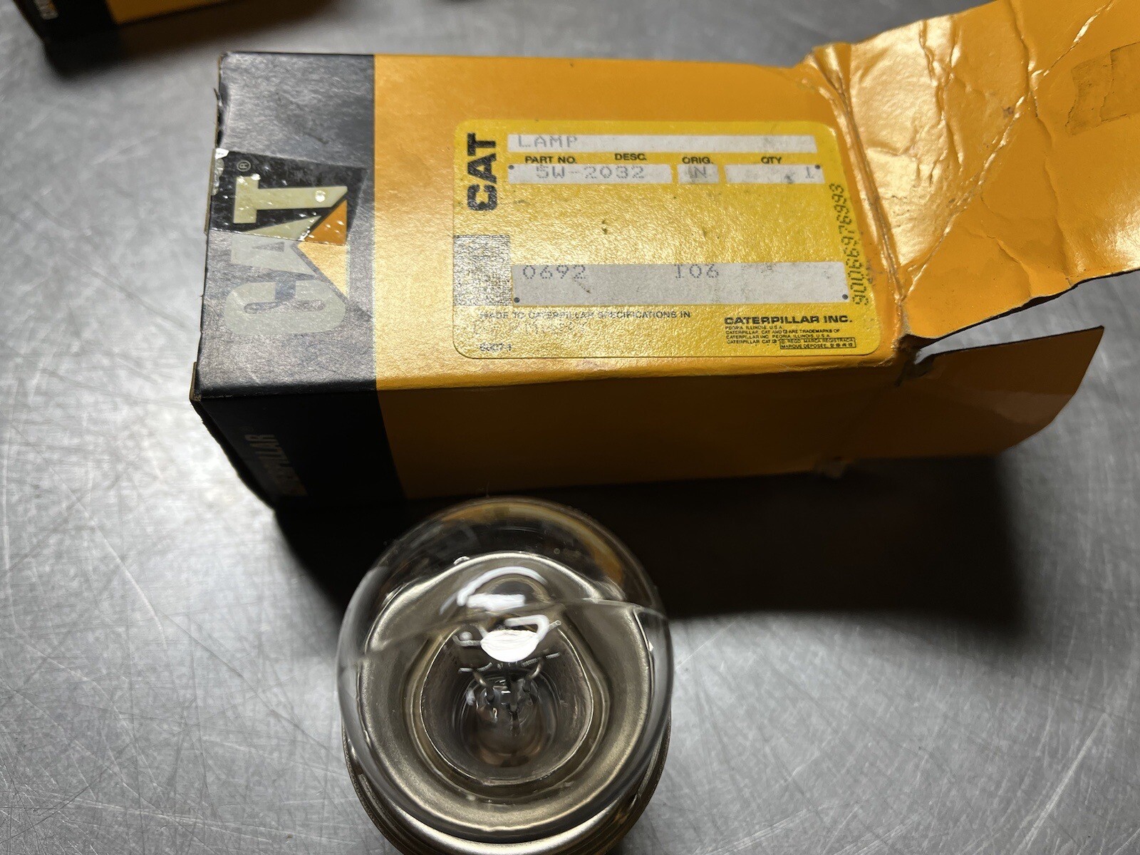 5W2032  GENUINE OEM  CAT   LAMP BULB   Caterpillar  5W-2032