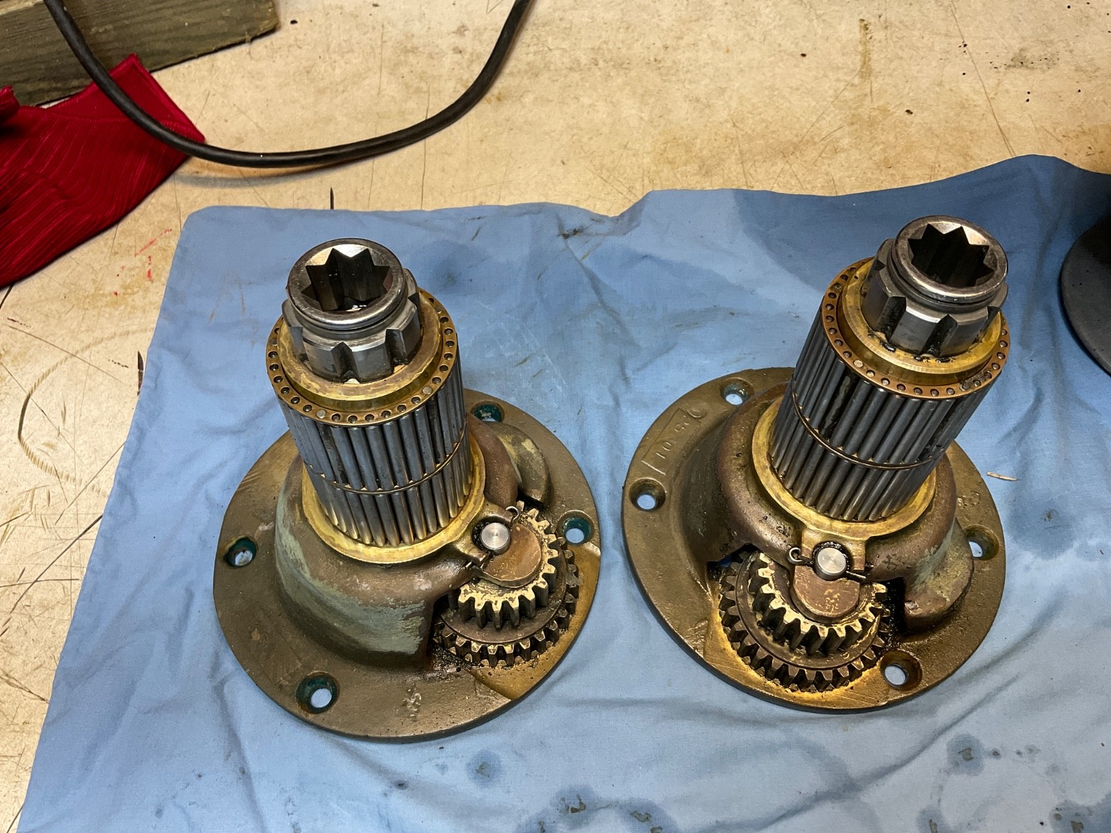 Pair Barient 25 winches. Aluminum. Double speed. Bronze internals. 2 winch hndls