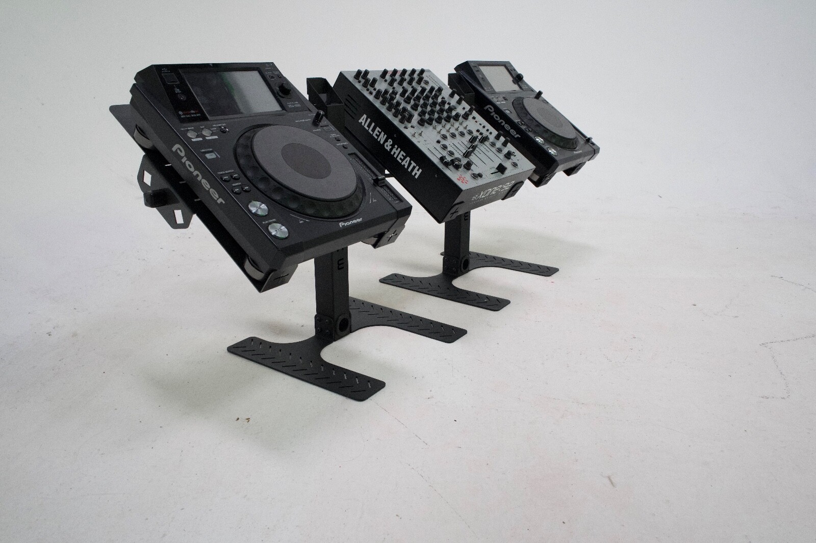 All-in-one Desktop DJ Workstation